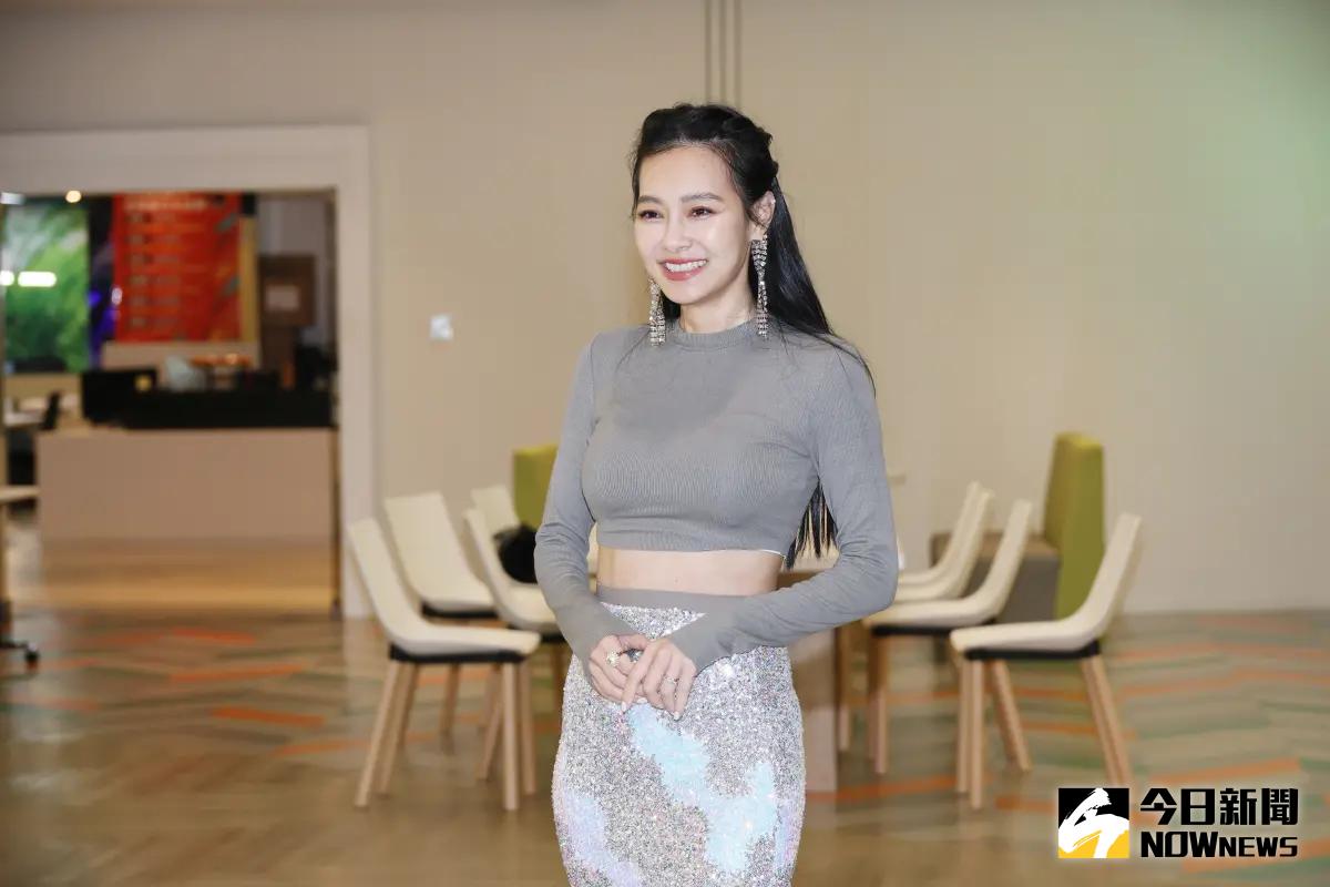 ▲王思佳今被問假包風波心情，她表示一直都很好，還直說「買包治百病」。（圖／記者鄭孟晃攝）