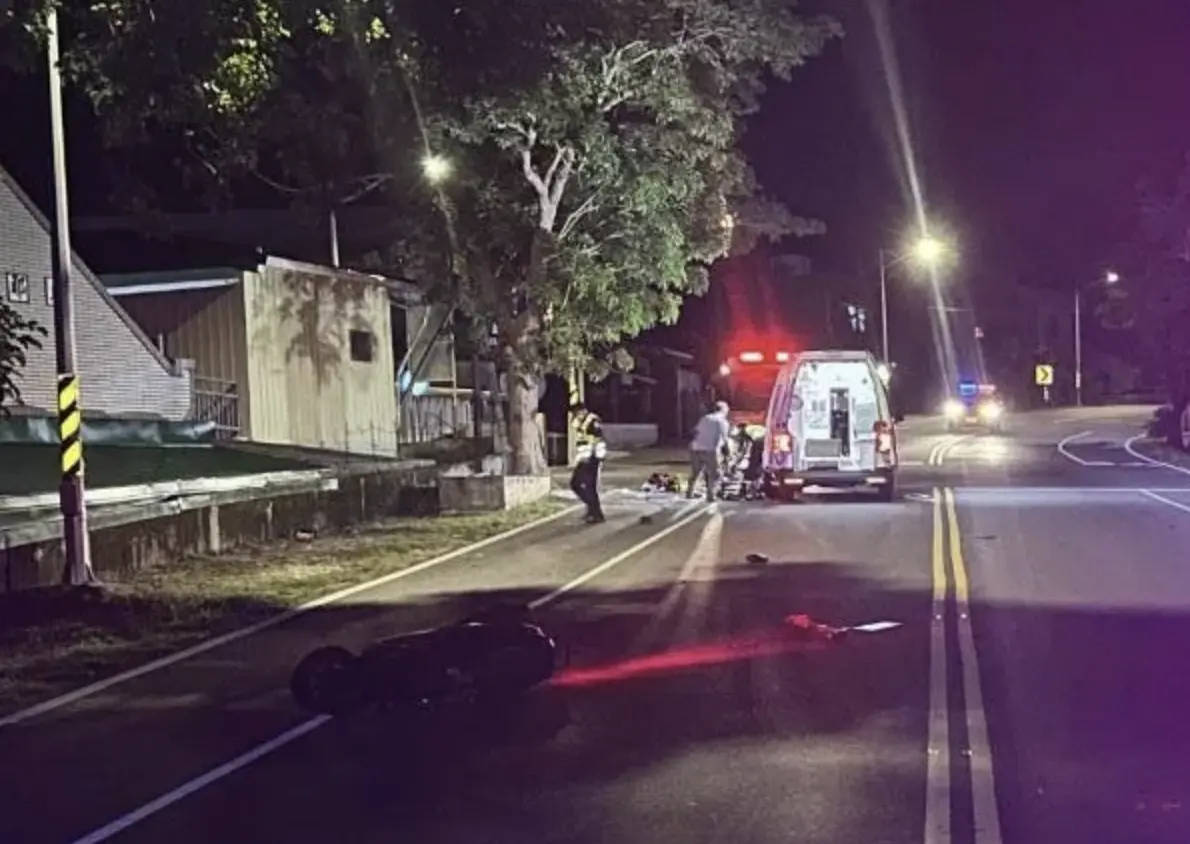 ▲一名來台參與國際衝浪公開賽的印尼籍男子，騎乘重機行經台東縣台11線時，由於不明原因失控撞擊路旁站牌及路樹，送醫不治。（圖／翻攝畫面）