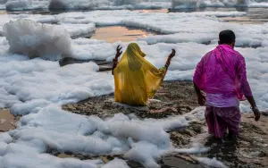 印度聖河污染超嚴重！覆蓋白色「毒泡沫」　居民沒在怕照飲用沐浴
