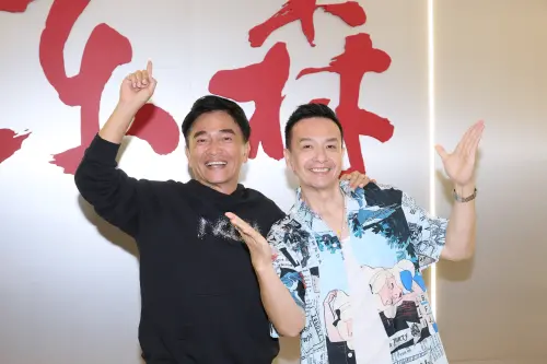 吳宗憲 小鐘 ▲吳宗憲(左)和小鐘今在東森購物直播,剛在泰國轉機的吳宗憲忍不住開砲,機場沒吸菸室,18小時沒抽手都在抖。(圖/記者鄭孟晃攝)