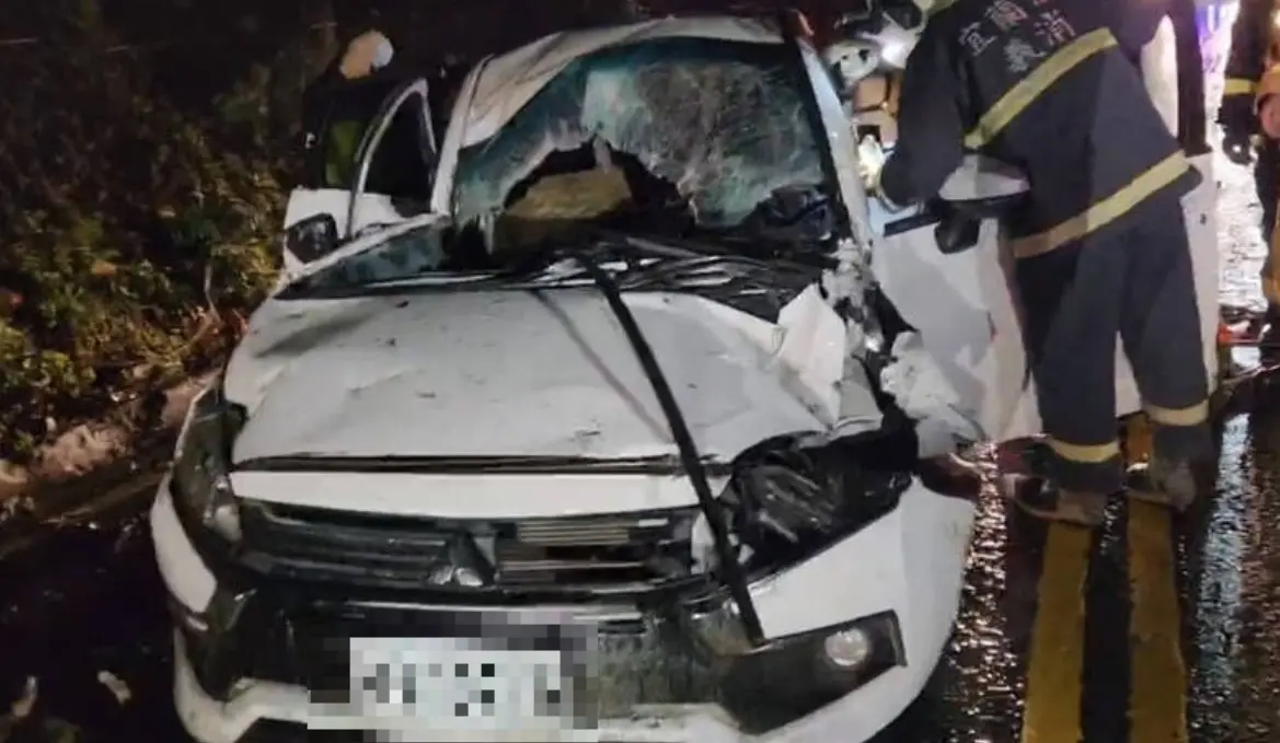 ▲11日凌晨，宜蘭縣蘇花公路發生落石意外，一台自小客車遭落石砸中，事故造成現場一度雙向封閉，59歲的廖姓男駕駛受困車內，腿部骨折被送往博愛醫院救治。（圖／翻攝畫面）