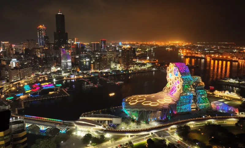 ▲▼愛河沿岸、高雄流行音樂中心等建物亮起Coldplay應援色燈光。（圖／翻攝自陳其邁臉書）