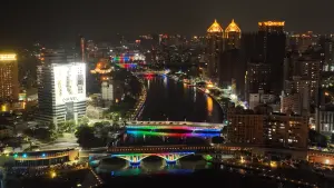 ▲▼愛河沿岸、高雄流行音樂中心等建物亮起Coldplay應援色燈光。(圖/翻攝自陳其邁臉書) ▲▼愛河沿岸、高雄流行音樂中心等建物亮起Coldplay應援色燈光。(圖/翻攝自陳其邁臉書)