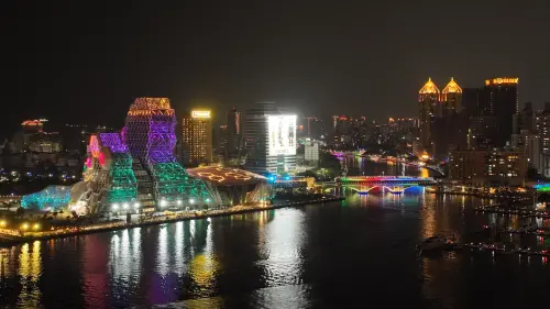 ▲▼愛河沿岸、高雄流行音樂中心等建物亮起Coldplay應援色燈光。（圖／翻攝自陳其邁臉書）