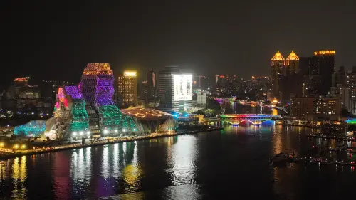 ▲▼愛河沿岸、高雄流行音樂中心等建物亮起Coldplay應援色燈光。(圖/翻攝自陳其邁臉書) ▲▼愛河沿岸、高雄流行音樂中心等建物亮起Coldplay應援色燈光。(圖/翻攝自陳其邁臉書)