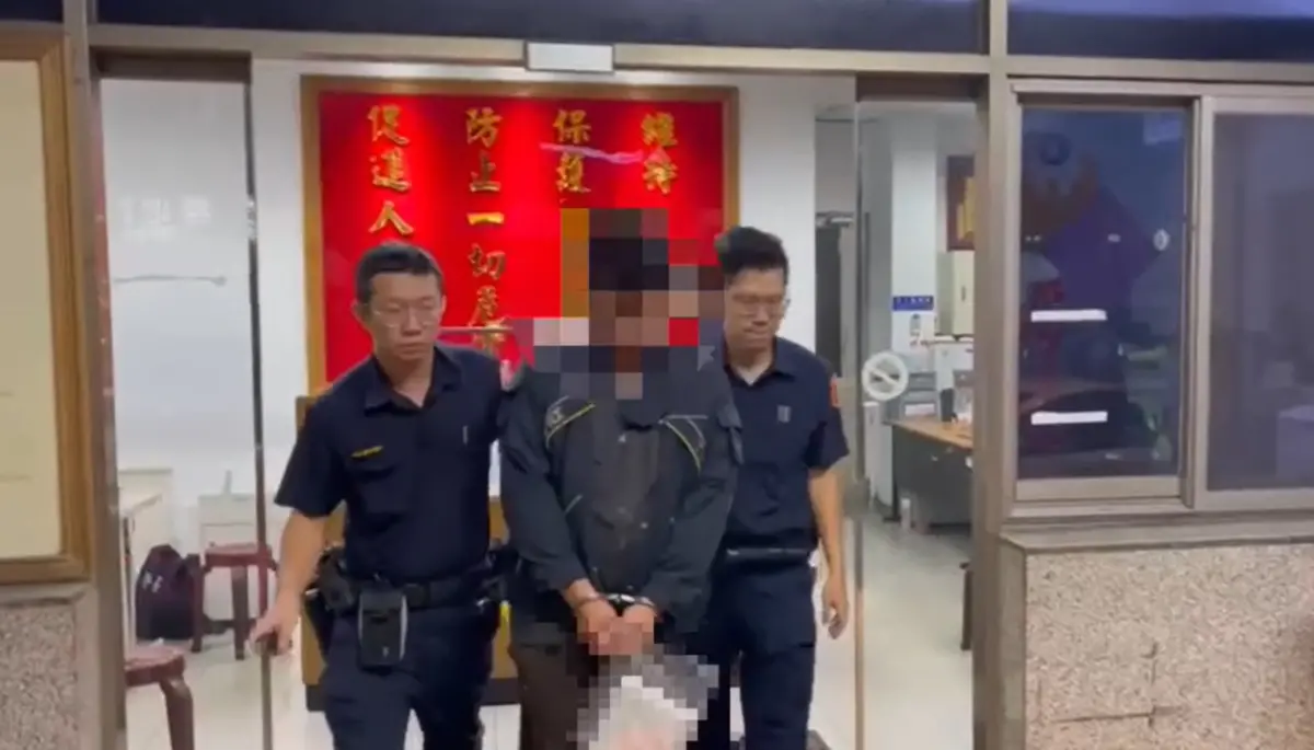 ▲周男因違停遭盤查，被警方發現藏有毒品吸食器，企圖落跑困車陣遭壓制逮捕。（圖／翻攝畫面）