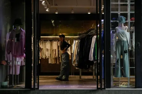 中國旅遊成噩夢！23名新加坡人「拒絕購物被鎖在商場」
