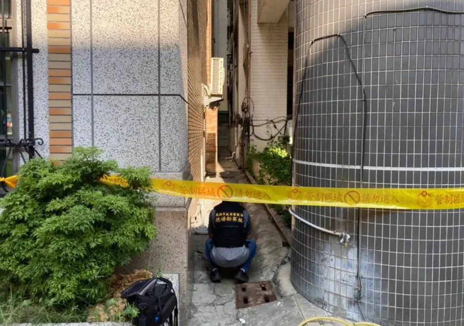 ▲高雄市三民區某社區大樓，有清潔人員在清理防火巷時，赫然現一枚手榴彈，警方查緝朱男到案，並搜出安非他命、K他命及瓦斯鋼瓶空氣槍、開山刀等。（圖／翻攝畫面）