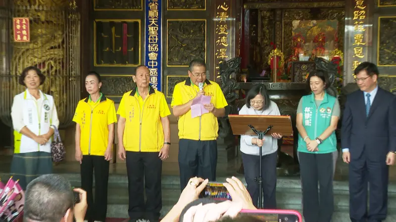 ▲蔡英文剛開始挪動唸稿架時,一旁的林佳龍、林靜儀表情不解、未出手協助。(圖/記者顏幸如攝,2023.11.11)