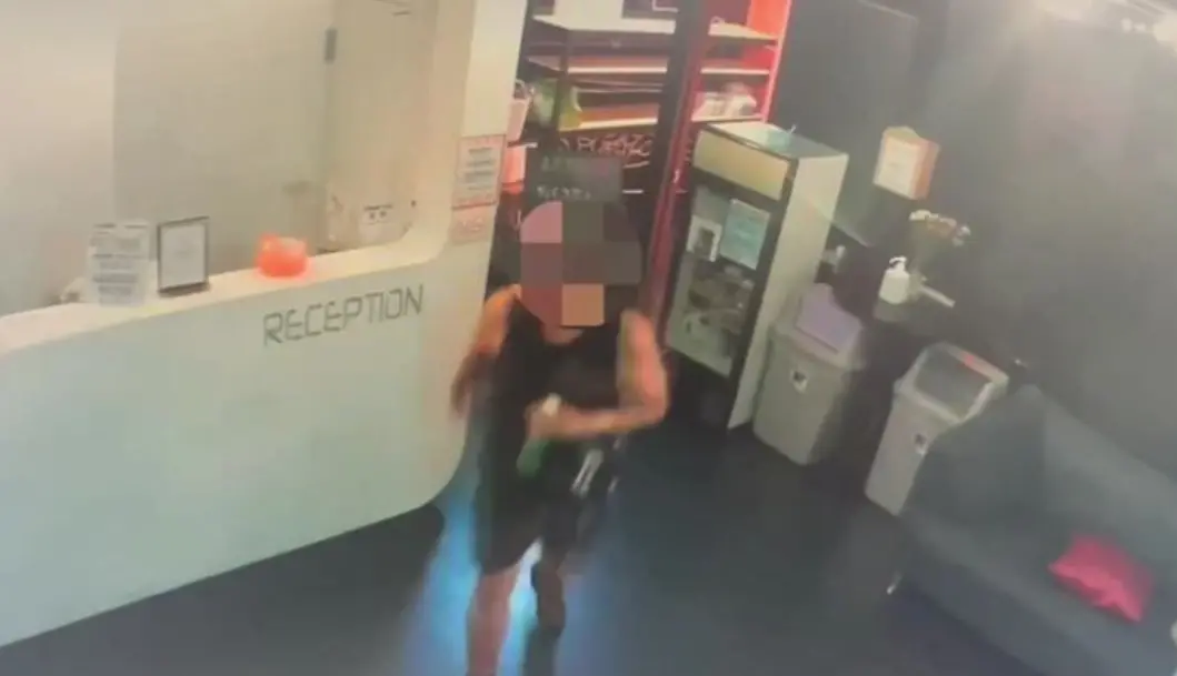 ▲楊男獨自離去，警方循線逮捕其到案，雖然楊男否認有偷取現金，但仍被依竊盜罪嫌函送台北地檢署偵辦。（圖／翻攝畫面）