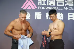 台澳兩方的消防員隊長,交換T恤以此代表雙方友好。(圖/記者葉政勳攝) ▲台澳兩方的消防員隊長,交換T恤以此代表雙方友好。(圖/記者葉政勳攝)