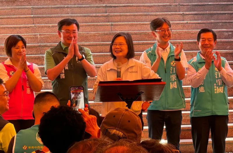 ▲蔡英文在台中市西區德順宮廟口開講，強調沒有一黨獨大，只有人民最大。（圖／台中市議員江肇國提供，2023.11.11）