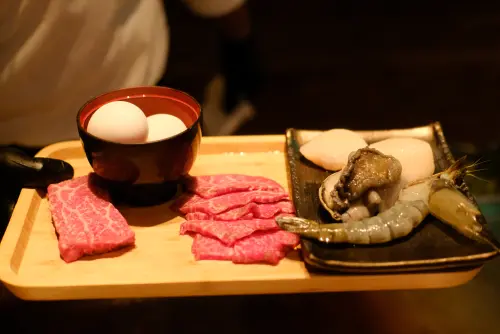 ▲「季樂」以日本A5和牛為核心，結合龍蝦、活鮑魚等高級食材，打造不到千元即可享受的豪華套餐。（圖／記者葉盛耀攝）