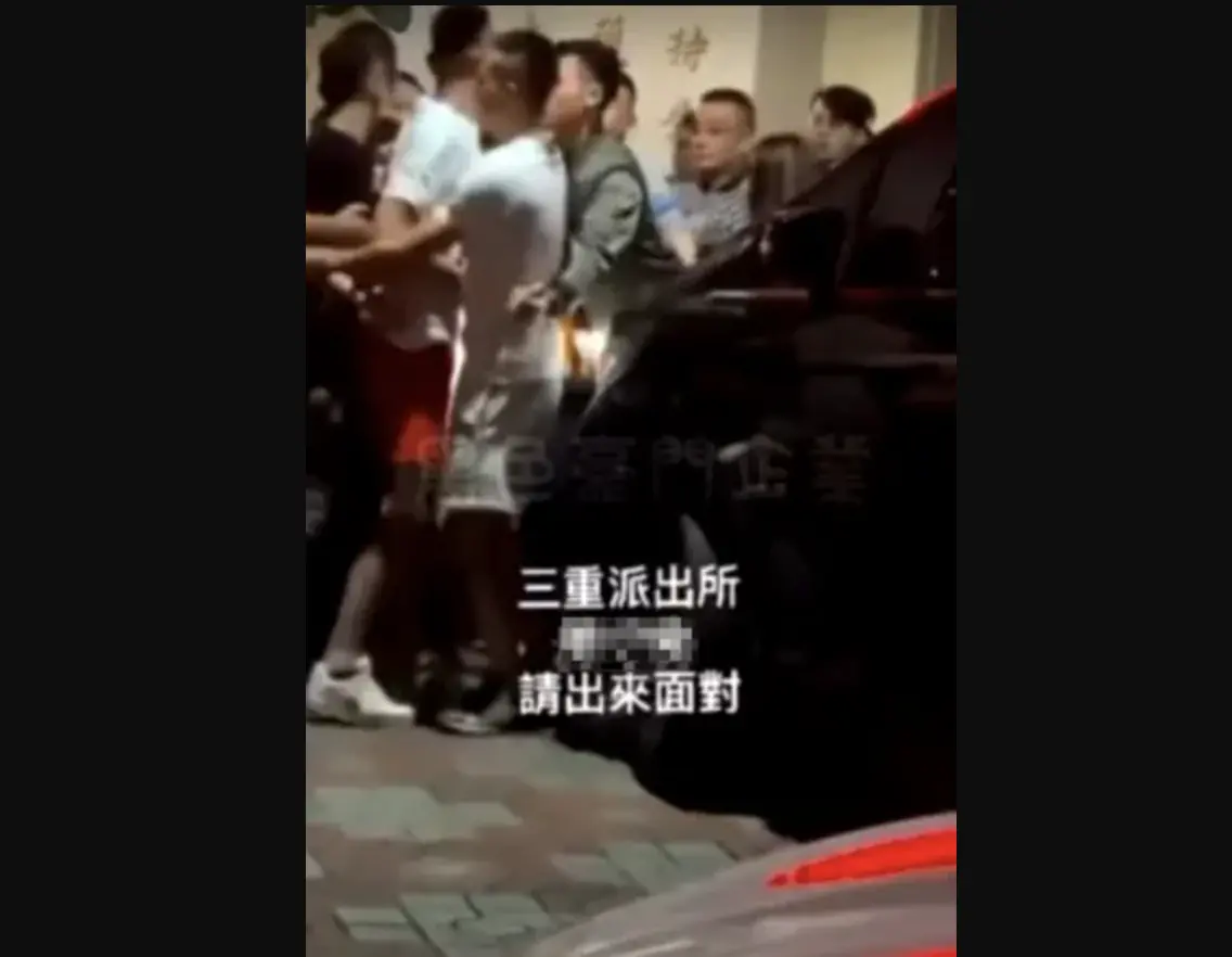 ▲本（11）月5日，三重派出所晚間突然遭到10多名黑衣人包圍，知情人士表示，翁男膽敢目無王法，背後原因是已詢問過某外勤警員，得知所長剛到任，且個性和善，認為可以欺負，才敢囂張糾眾包圍派出所滋事。（圖／翻攝黑豪家族）