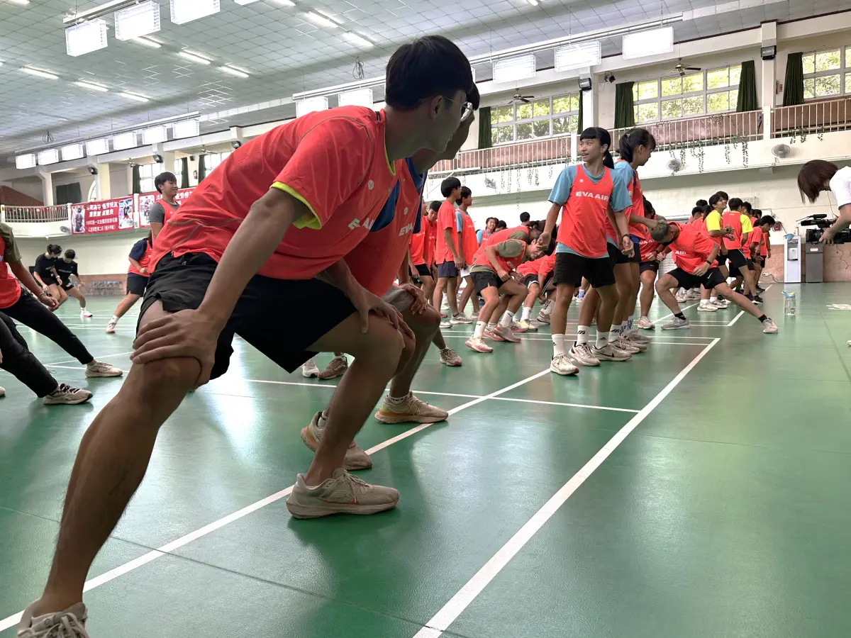 ▲長榮航空城市觀光馬拉松「幼苗計畫-校園深耕巡迴」第五站今（11）日在雲林縣立斗南高中熱鬧登場，請來馬拉松長跑運動員好手吳文騫深耕校園。（圖／長榮航提供）