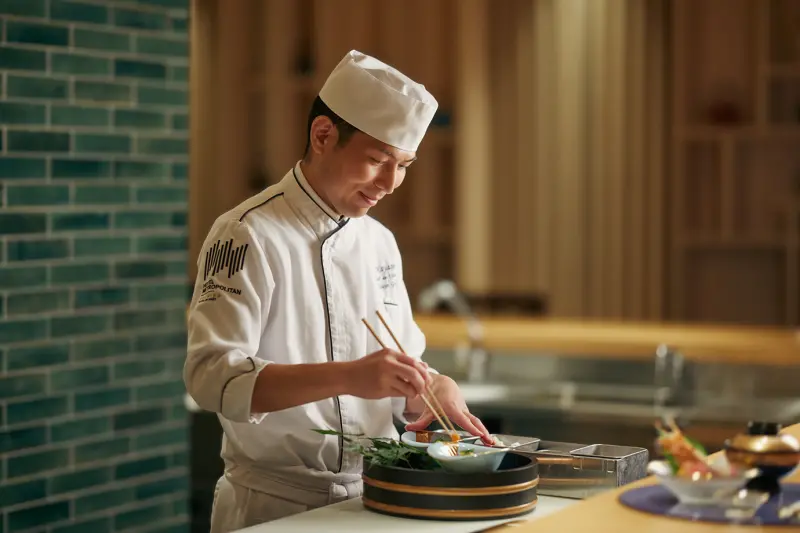 ▲HAYASE日本料理的日籍料理長郡司行雄表示，以秋田美食傳統技法及食材料理，希望讓饕客們感受到跟到日本一樣享用原汁原味美食體驗。（圖/JR東日本台北提供）
