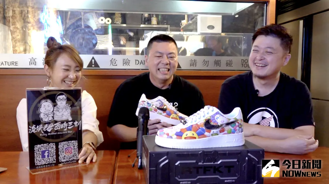 ▲「鞋槓人生」第五集邀請AREA02的大隻一起上節目開箱要價十萬的RTFKT AIR FORCE 1。（圖／吳忠育 攝）