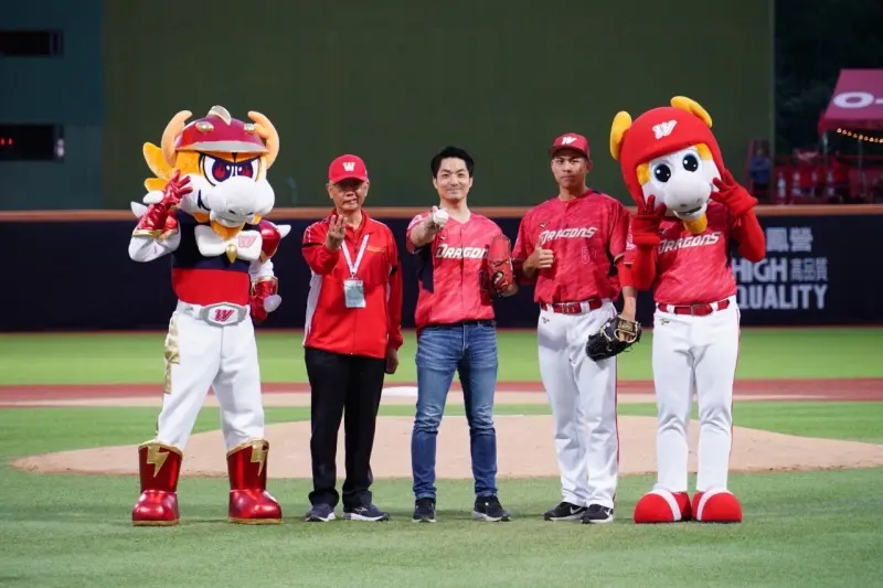 ▲台灣大戰第6戰,台北市長蔣萬安開球,喊話球迷相約大巨蛋見。(圖/北市府提供)