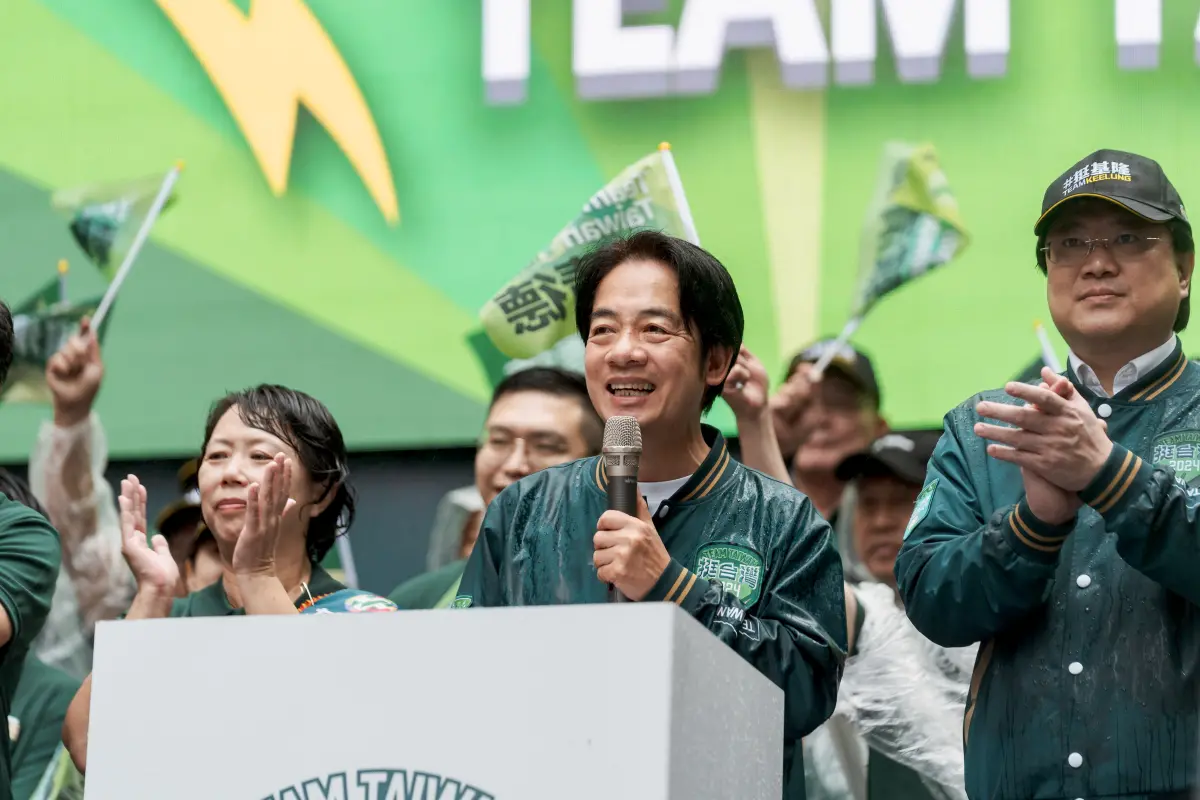 ▲賴清德下午替鄭文婷站台未穿雨衣，淋了一身濕。（圖／賴清德競總提供）