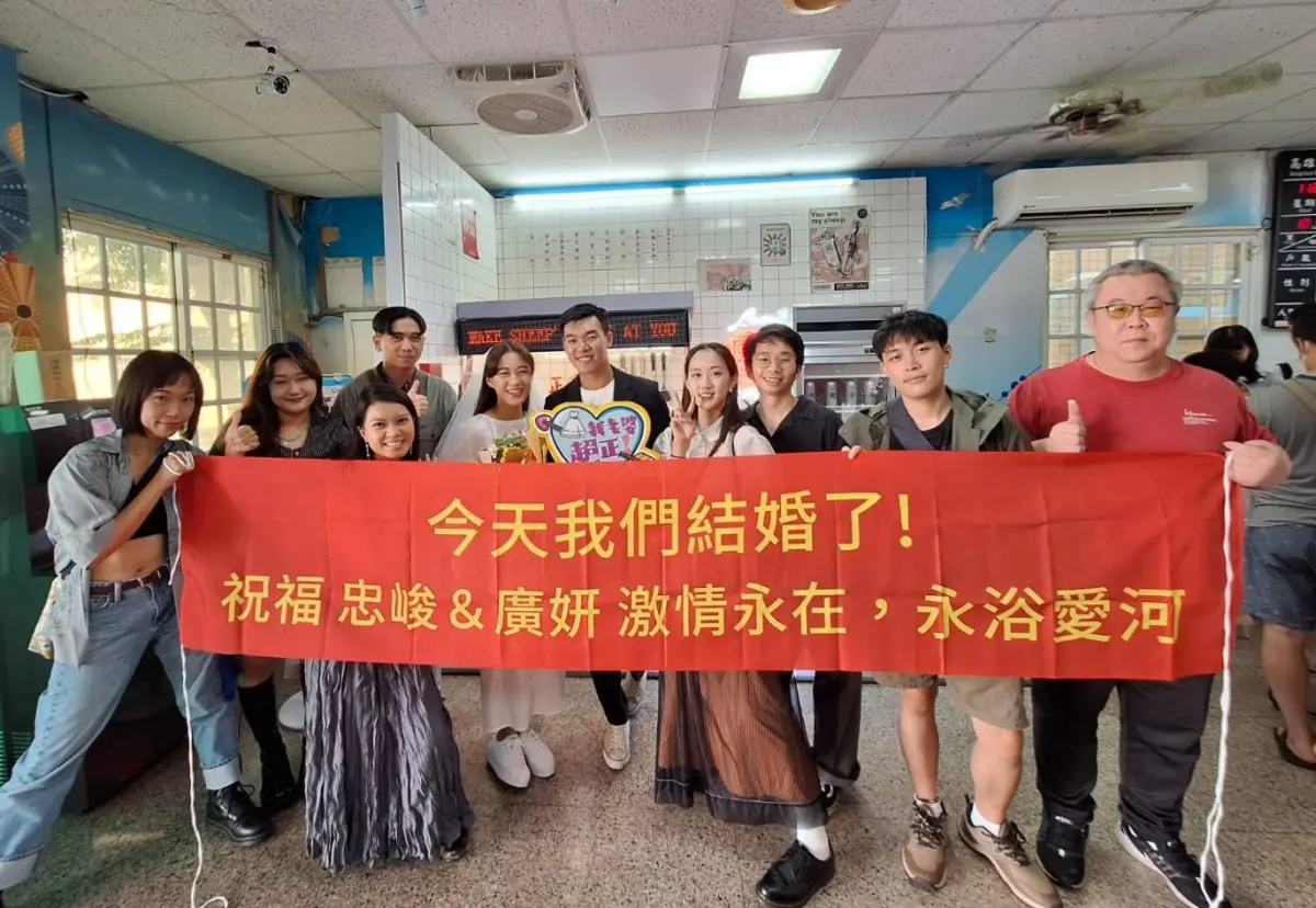 ▲高雄市岡山戶政事務所為響應光棍節熱鬧氛圍，特別於今(11)日舉辦扭蛋抽獎活動，總計吸引16對新人搶登記。(圖／岡山戶政事務所提供)