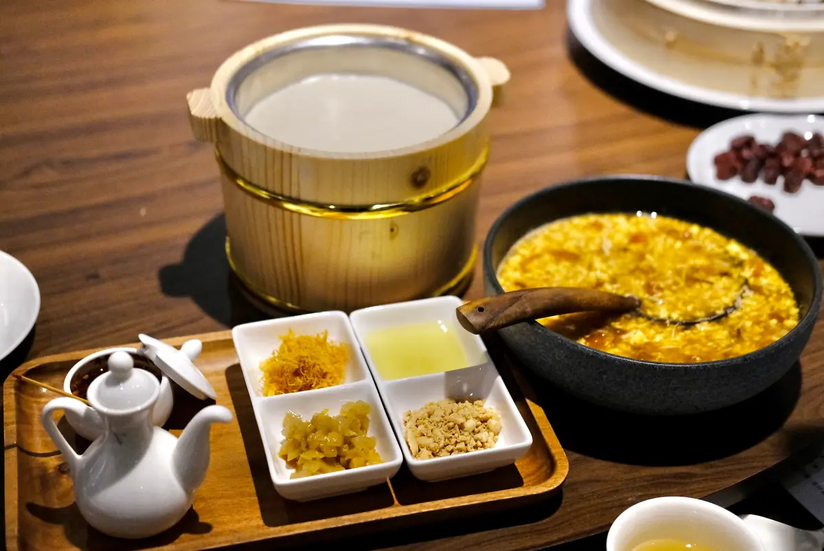 ▲「中山對酌」推出全新蔬食菜單，屬私廚餐廳中的首創，並走遍全台，探訪在地小農優質好食材，菜色共計16道，圖為其中的「木須豆腐花」。（圖／記者葉盛耀攝）