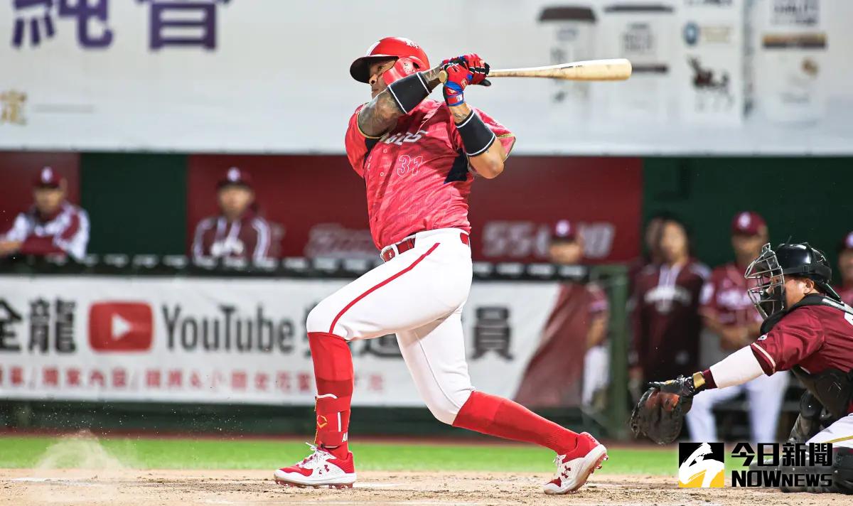 ▲味全龍43歲傳奇重砲「大師兄」林智勝，今（22）日扛起龍隊先發四棒重任，搭配吉力吉撈．鞏冠守一壘，期盼火力最大化，結果昨戰首打席就敲出帶有打點安打的林智勝，本戰首打席又在二壘有人情況下，敲出右外野滾地一壘安打，幫助味全龍先馳得點。（圖／記者葉政勳攝 , 資料照）