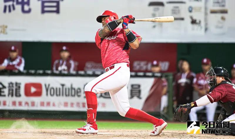 ▲味全龍43歲傳奇重砲「大師兄」林智勝，今（22）日扛起龍隊先發四棒重任，搭配吉力吉撈．鞏冠守一壘，期盼火力最大化，結果昨戰首打席就敲出帶有打點安打的林智勝，本戰首打席又在二壘有人情況下，敲出右外野滾地一壘安打，幫助味全龍先馳得點。（圖／記者葉政勳攝 , 資料照）