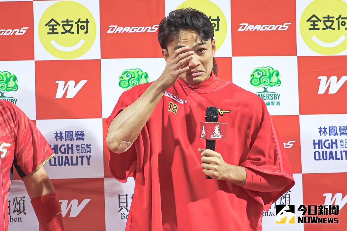 ▲味全龍投手徐若熙歷經傷痛復出，在總冠軍賽關鍵一役繳出完美表現，賽後忍不著潸然淚下。（圖／記者葉政勳攝 , 2023.11.11）