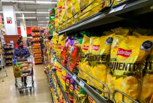 向垃圾食物宣戰！哥倫比亞對超加工食品課稅　希望提升國民健康
