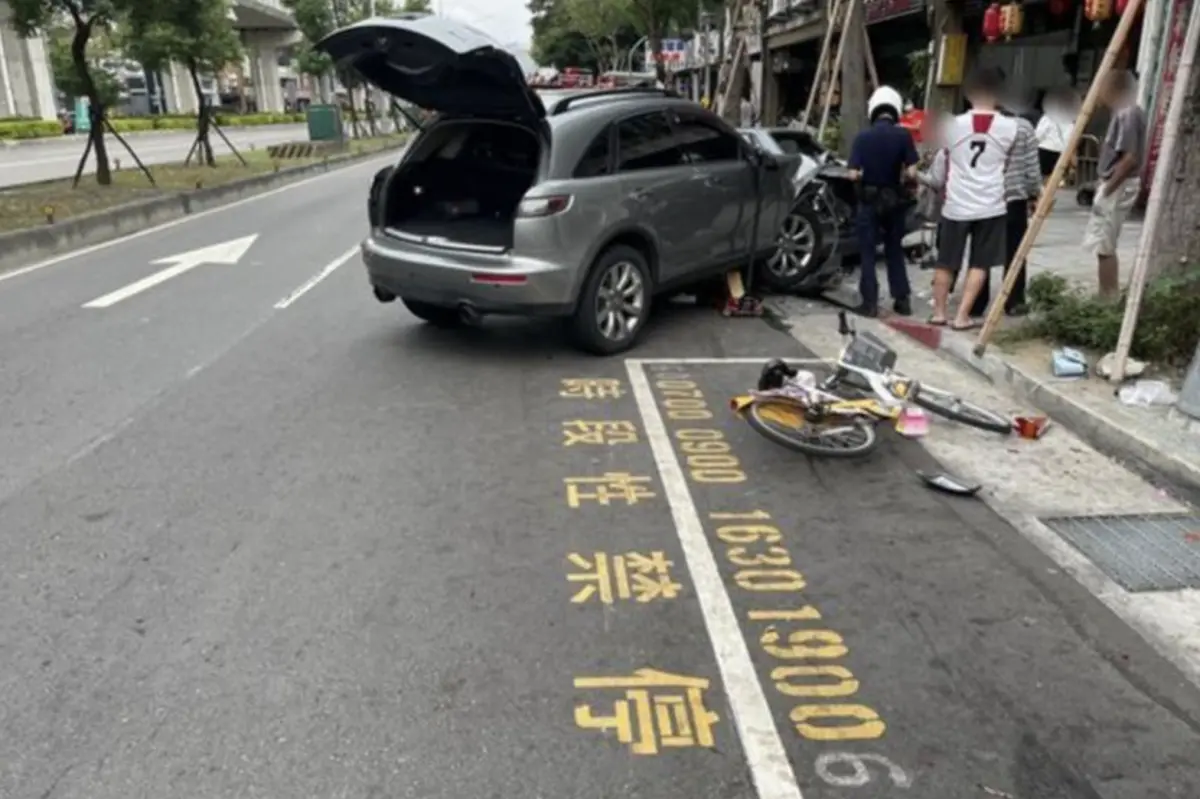 ▲今（11）日下午，新北市新莊區發生一起車禍意外，26歲王姓男子開著休旅車，行經思源路287巷弄附近，追撞5車，導致2人送醫。（圖／翻攝畫面）