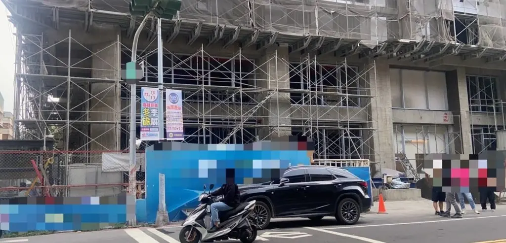 ▲高雄市三民區察哈爾二街一處工地11日下午發生工安意外，33歲工人李姓男子在填補磁磚時，疑失足從9樓墜落至2樓身亡。（圖／中央社）