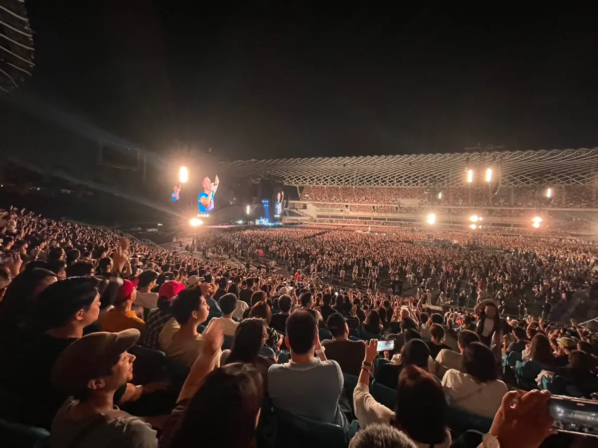 ▲Coldplay酷玩樂團週末於高雄世運主場館舉辦演唱會，現場場內外同時間最高人數一度達84858人，超越今年三月份BLACKPINK演唱會的人數。（圖／高雄市交通局提供）
