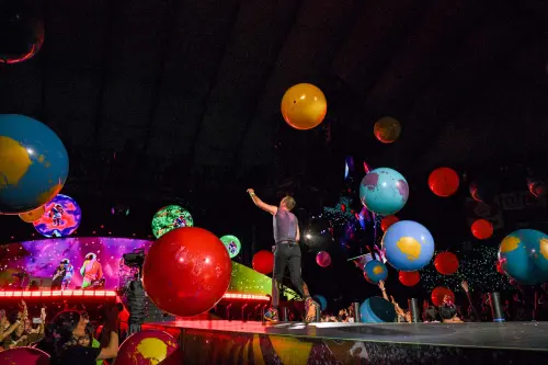Coldplay酷玩樂團唱到一半喊卡！主唱要求粉絲收手機　暖心原因曝
