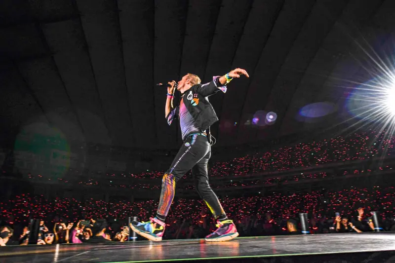 ▲Coldplay首日台灣場演唱會上，在Coldplay登台前，舞台上突然出現2名素人向現場5萬人介紹4名成員上台，讓不少粉絲對該橋段感到疑惑。（圖／Live Nation Taiwan提供）