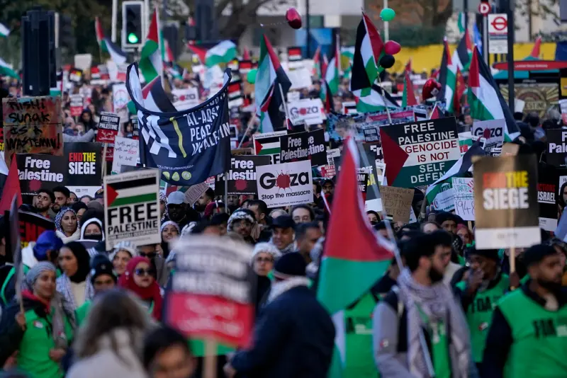 ▲今天約有30萬名挺巴勒斯坦支持者在英國首都倫敦遊行，再次呼籲加薩戰爭停火。（圖／美聯社／達志影像）