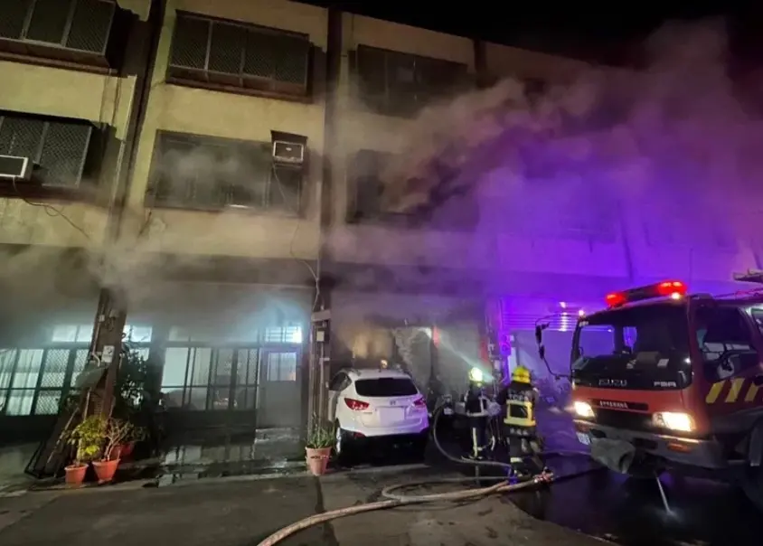 ▲12日凌晨，台中市梧棲區一處3層樓透天民宅發生火警，當時屋內一對夫妻，於2樓處跳下逃生受傷，自行就醫，起火原因還需釐清。（圖／翻攝畫面）