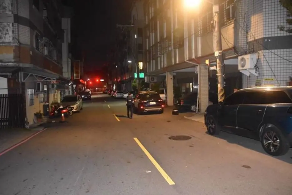 ▲11日晚間，台中29歲黃姓男子，因感情糾紛與曾姓前女友發生爭執，竟持槍到其處住外、對空鳴槍1槍逃逸，警方獲報後展開調查，於案發後3小時，將黃男逮捕到案。（圖／翻攝畫面）