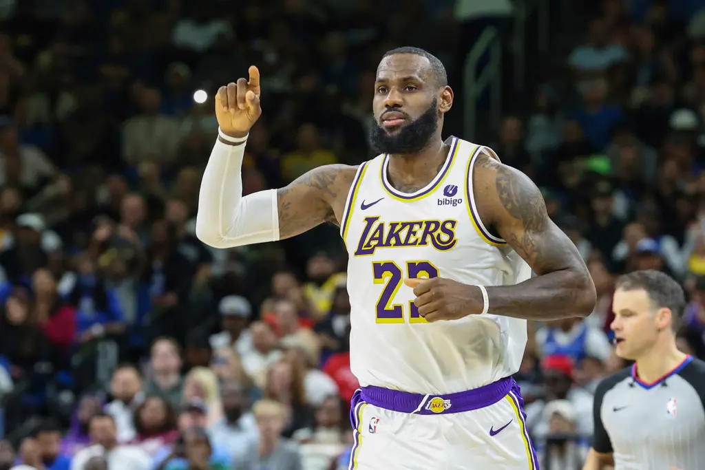 ▲洛杉磯湖人球星「詹皇」LeBron James因為上一場在和鳳凰城太陽的比賽中被撞到左小腿，因此小腿/脛骨區域受傷，他目前的狀態是出戰成疑（Questionable）。（圖／美聯社／達志影像）