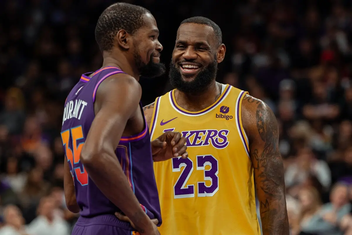 ▲LeBron James和Kevin Durant在比賽中談笑，也引起球迷熱議。（圖／取自鳳凰城太陽官方推特）