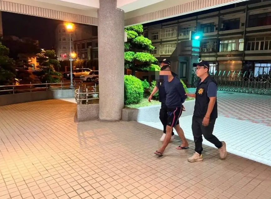 ▲許男因缺錢花用，假借辦理遶境的名義，分別向鹿港鎮天后宮及奉天宮恭請韋五媽及蘇府王爺兩座神尊，卻遲遲未歸還，還將神尊放上網拍賣得手2萬元，最後被警方逮捕送辦。（圖／翻攝畫面）