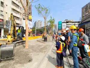 ▲雨豆樹補植作業特別邀請工務局公園處、嘉義大學農業系的詹明勳教授現場指導，提供專業建議。（圖／高市府捷運局提供）