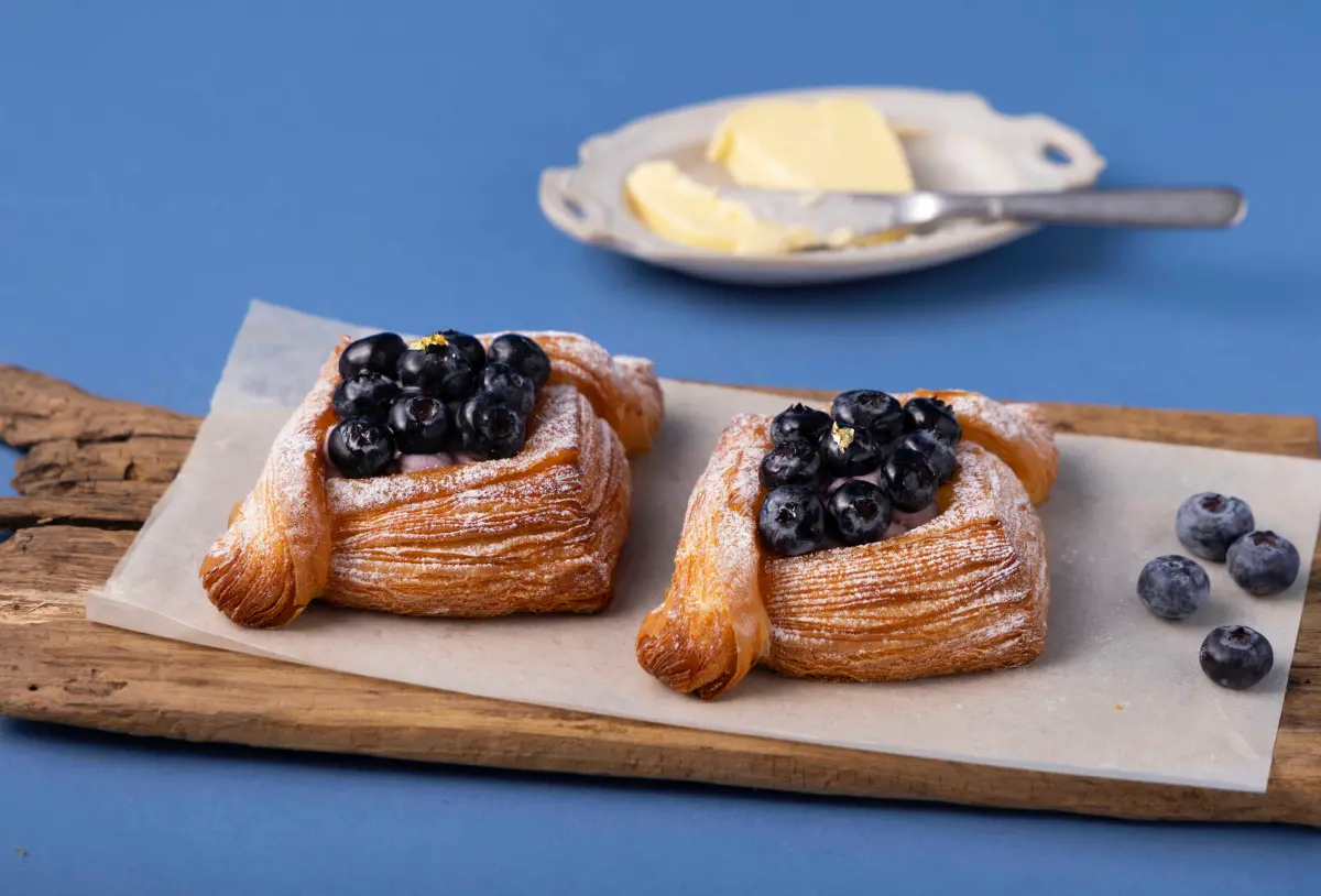 ▲丹麥麵包外觀上會有層次分明的酥皮，香氣宜人，但是丹麥麵包並非由丹麥人發明，而是奧地利維也納人。（圖／漢來美食提供）