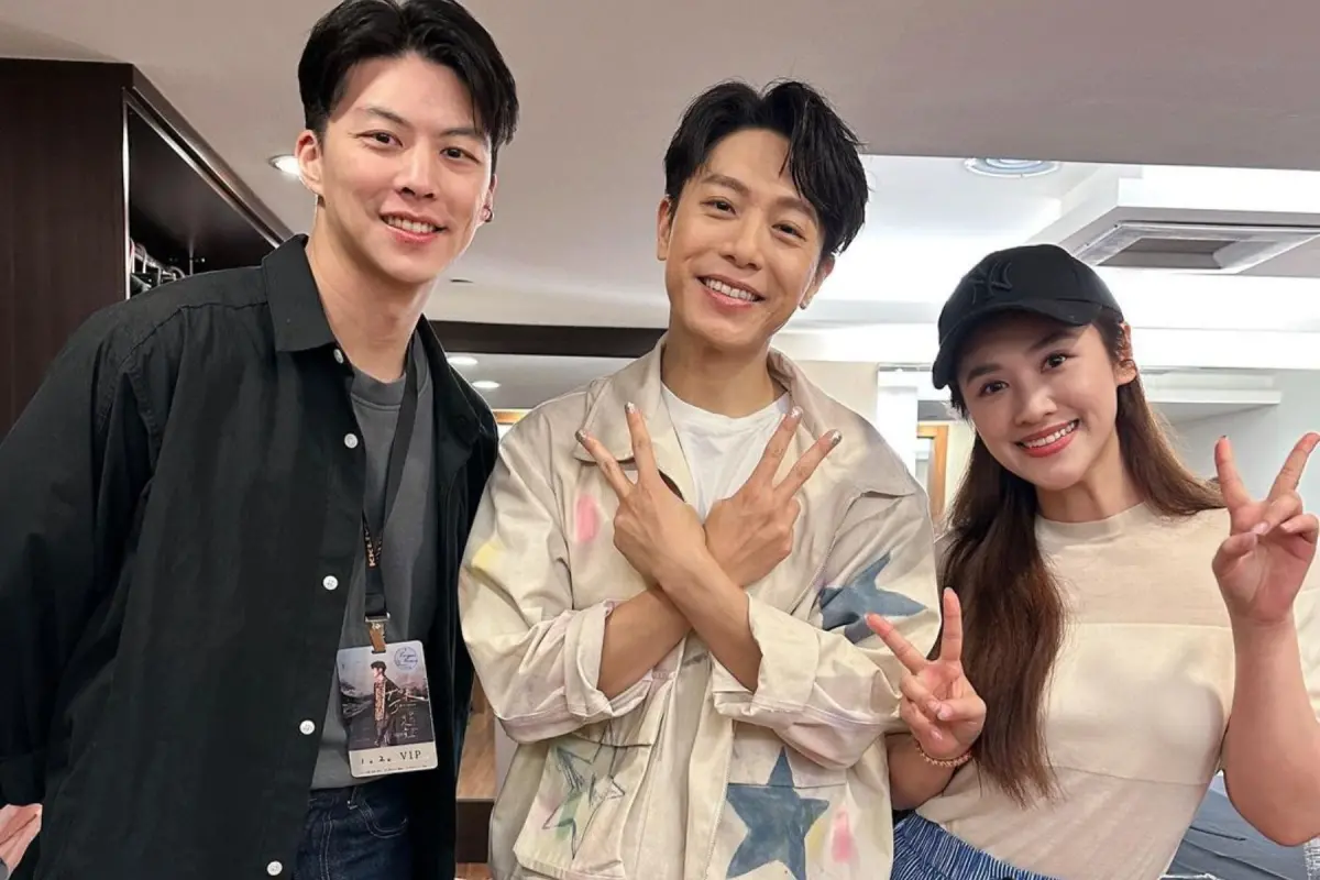 ▲Sandy（右）曬出夫妻倆和韋禮安（中）的同框照，老公撞臉韋禮安，讓人分不清誰是本尊。（圖／Sandy IG）