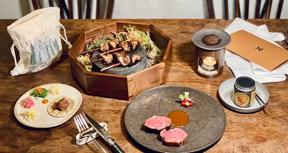 ▲台北「香色」邱一中Steve與台中「小樂沐」方柏儼Raymond，兩位青年主廚合作四手餐會，「遇見・預見」永續時代的美味，端出精彩羊排大餐五感體驗，還為法式肉派等餐點注入台灣味。（圖／記者蕭涵云攝）