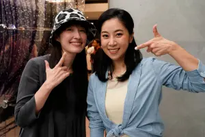 ▲《海角七號》音樂劇「友子」金仁馨(右)與電影版「友子」田中千繪合照。(圖/全民大劇團提供) ▲《海角七號》音樂劇「友子」金仁馨(右)與電影版「友子」田中千繪合照。(圖/全民大劇團提供)