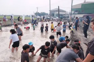 ▲親子能夠享受到過去田野間抓泥鰍的生活樂趣。（圖／記者莊全成翻攝）