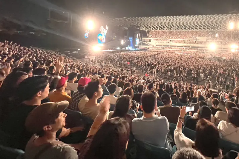 ▲英國搖滾天團Coldplay酷玩樂團演唱會，現場場內外同時間最高人數一度達八萬多人。(圖／高雄市政府交通局提供)