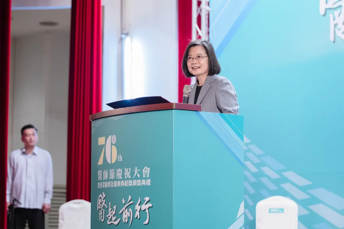 ▲蔡英文出席「醫師節慶祝大會暨資深醫師及醫療典範獎頒獎典禮」，提及明年將透過疫後特別預算挹注健保200億元。（圖／總統府提供）