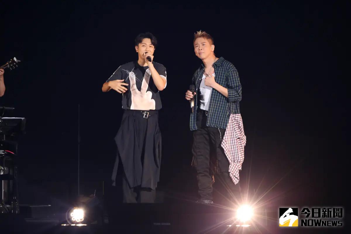 ▲陶喆（右）擔任韋禮安第二場演唱會嘉賓，韋禮安興奮問對方「怎麼會來」，陶喆幽默表示，因為沒去看Coldplay演唱會。（圖／NOWnews攝影中心）