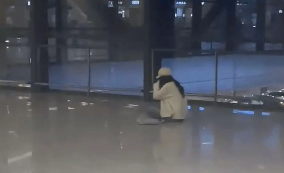 ▲中國一名年輕女子因搶雙11活動錯過航班，在機場坐地大哭。（圖／翻攝自微博＠西部決策）